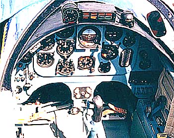 Передняя кабина самолёта Як-52М