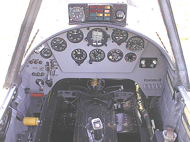 Задняя кабина самолета Як-52