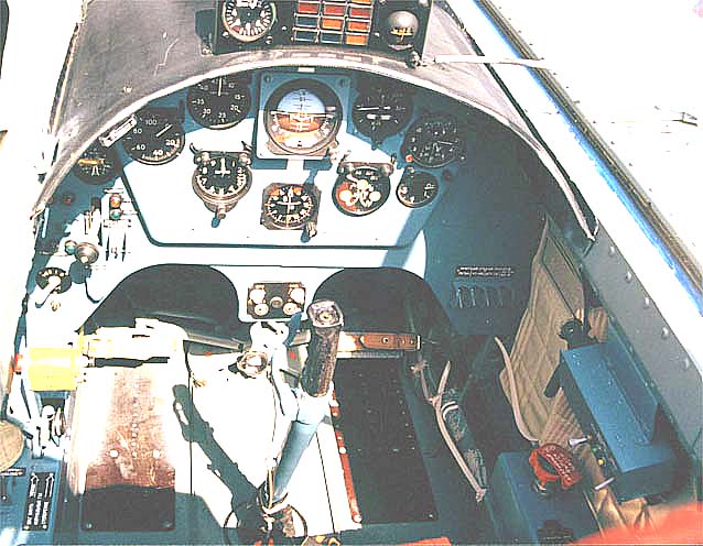 Задняя кабина самолета Як-52М