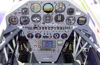 Задняя кабина самолета Extra-300L с установленным авиагоризонтом
