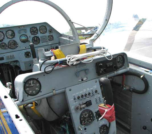 Передняя и задняя кабины самолёта И-3.