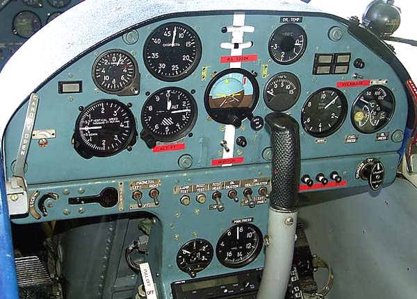 Вариант задней кабины самолёта Як-54 с авиагоризонтом и вариометром